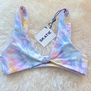 XS NWT Skatie Penny light blue yellow tie dye bikini top
